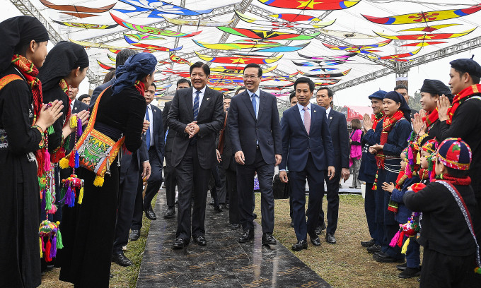 Presidents of Vietnam, Philippines tour Thang Long Imperial Citadel