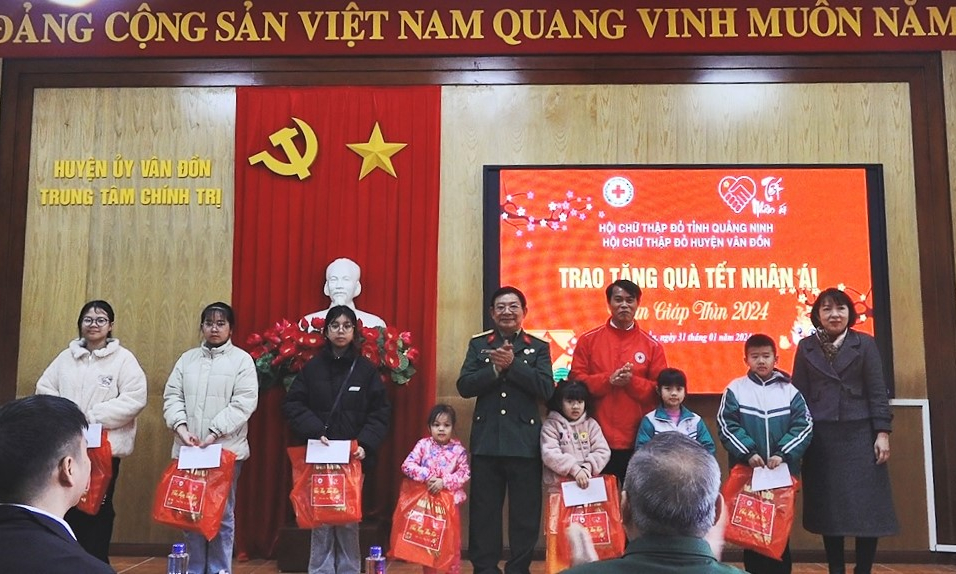 Hội Chữ thập đỏ huyện Vân Đồn trao quà “Tết Nhân ái” Xuân Giáp Thìn 2024