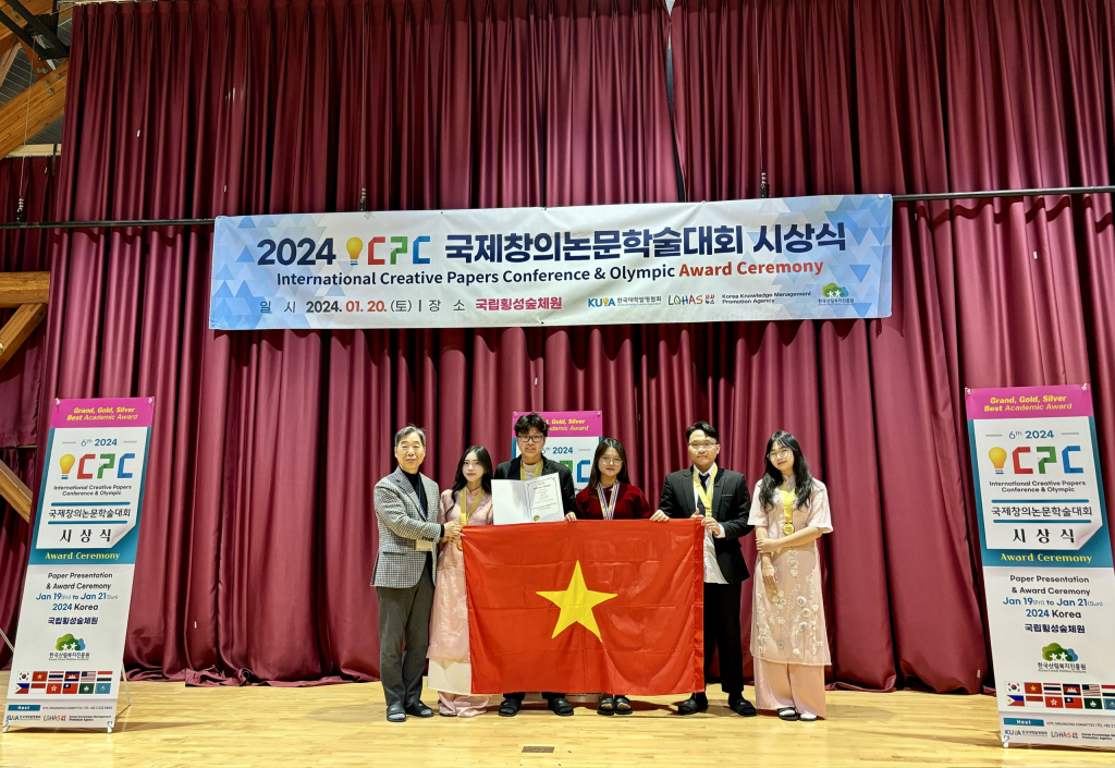 Học sinh Trường THPT Chuyên Hạ Long vừa xuất sắc đoạt Huy chương Vàng tại Cuộc thi Olympic và Hội thảo các công trình Khoa học sáng tạo 2024 (International Creative Papers Conference - ICPC 2024) diễn ra trong 2 ngày 19 và 20/1/2024 tại Hàn Quốc.
