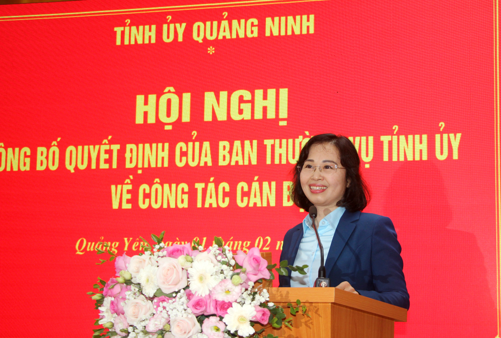 Đồng chí Trịnh Thị Minh Thanh, Phó Bí thư Thường trực Tỉnh ủy, phát biểu giao nhiệm vụ cho đồng chí Đỗ Xuân Điệp, Phó Bí thư Thị ủy Quảng Yên.