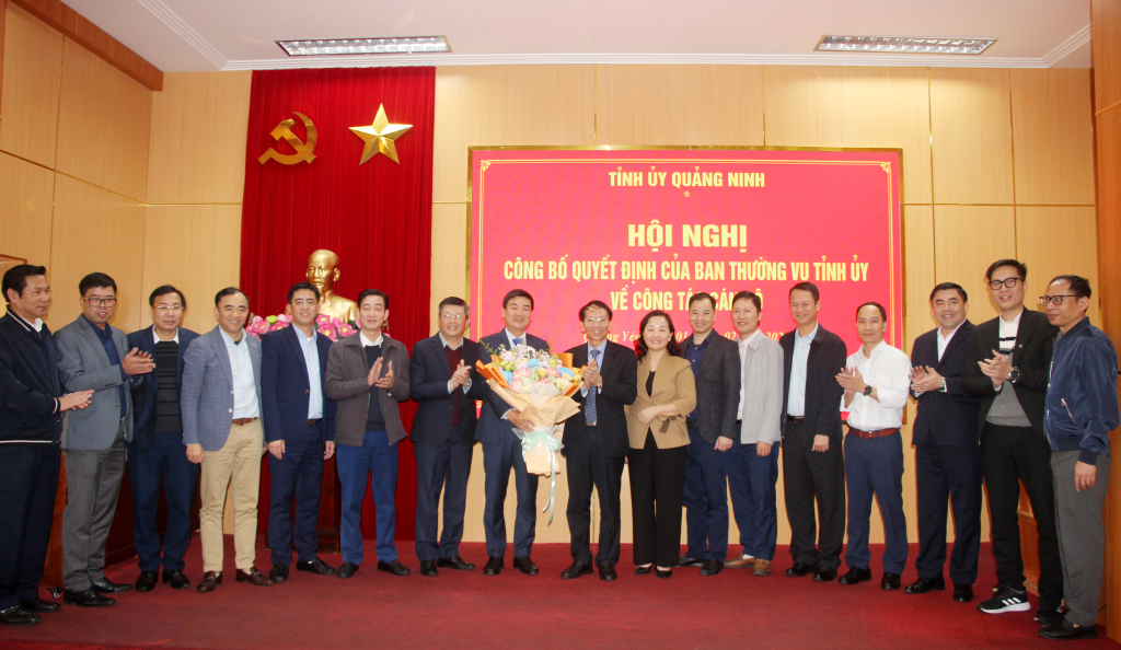 Lãnh đạo Sở Xây dựng tặng hoa chúc mừng đồng chí Đỗ Xuân Điệp, Phó Bí thư Thị ủy Quảng Yên.