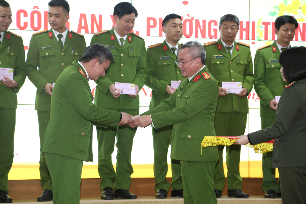 Đại tá Nguyễn Thuận - Phó Giám đốc Công an tỉnh tặng quà cho các xã, phường, thị trấn nhân dịp Tết nguyên đán.