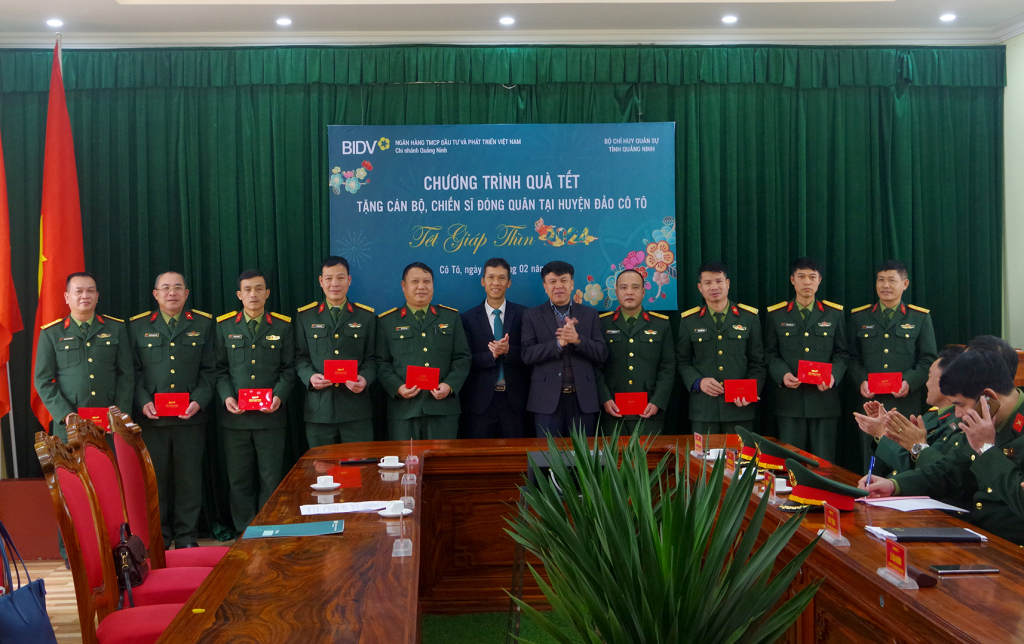 Lãnh đạo Huyện ủy Cô Tô và Ngân hàng BIDV Quảng Ninh tặng quà cho các sĩ quan, quân nhân chuyên nghiệp công tác tại các đơn vị trên huyện Cô Tô.