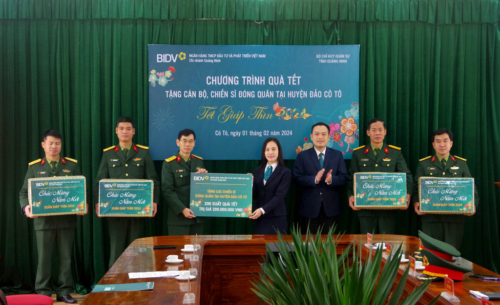 Lãnh đạo Ngân hàng BIDV chi nhánh Quảng Ninh tặng quà cho các đơn vị đóng quân trên huyện đảo Cô Tô.