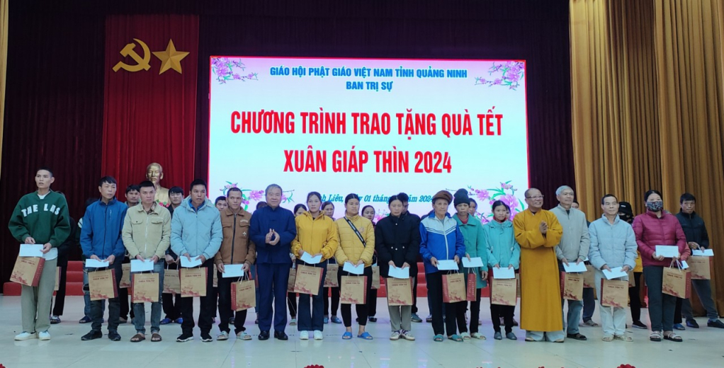 Ban trị sự giáo hội phật giáo Việt Nam tỉnh Quảng Ninh cùng lãnh đạo UBND huyện tặng quà cho các hộ nghèo, cận nghèo, hộ có hoàn cảnh đặc biệt khó khăn trên địa bàn huyện.
