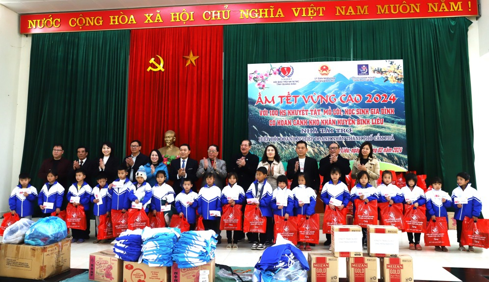 100 học sinh khuyết tật, mồ côi, học sinh có hoàn cảnh khó khăn của 02 xã Đồng Tâm và Hoành Mô  được tặng quà.