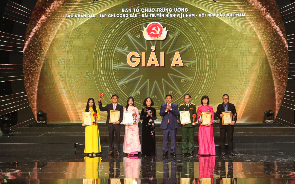 Thủ tướng Phạm Minh Chính và Thường trực Ban Bí thư Trương Thị Mai trao giải A cho các tác giả, đại diện nhóm tác giả đoạt giải