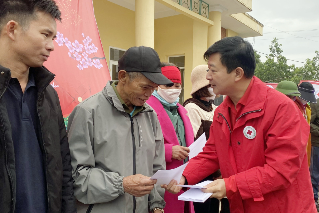 Ông Phạm Văn Thơ, Chủ tịch Hội Chữ thập đỏ TP Hạ Long trao tặng quà Tết cho hộ gia đình có hoàn cảnh khó khăn tại xã Quảng Đức (huyện Hải Hà).