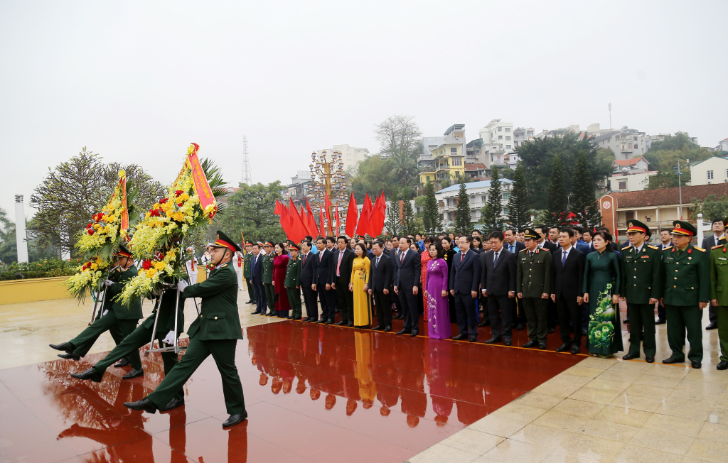 Đoàn đại biểu tỉnh dâng hoa tại Đài tưởng niệm các anh hùng liệt sĩ TP Hạ Long