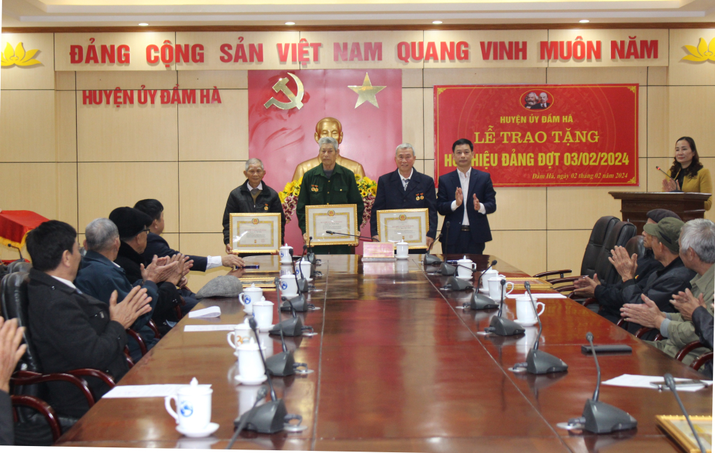 Đồng chí Đặng Văn Tuấn, Phó Bí thư Thường trực Huyện ủy, Chủ tịch HĐND huyện trao Huy hiệu 55 năm tuổi Đảng cho các đồng chí đảng viên.