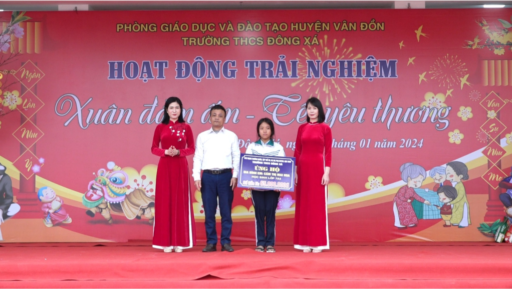 Ngày 31/12/2023, tại Chương trình “Xuân đầm ấm - Tết yêu thương” năm 2024, Trường THCS Đông Xá đã trao số tiền hỗ trợ cho học sinh Cám Thị Mai Hoa có hoàn cảnh đặc biệt khó khăn.