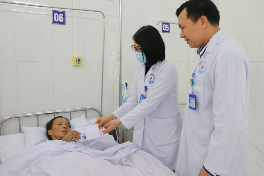 Công đoàn Trung tâm Y tế huyện trao tiền hỗ trợ cho bệnh nhân Cám Sắt Mùi.