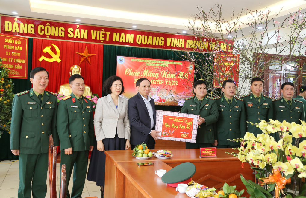 Đồng chí Bí thư Tỉnh ủy tặng quà Tết cán bộ, chiến sĩ Hải đội 2 – Bộ đội Biên phòng Quảng Ninh.
