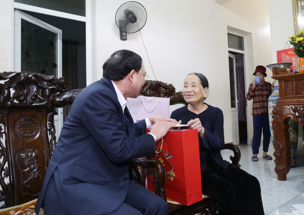 Đồng chí Bí thư Tỉnh ủy gửi lời chúc sức khỏe và tặng quà Tết cho Mẹ Việt Nam Anh hùng Phạm Thị Chuyên.