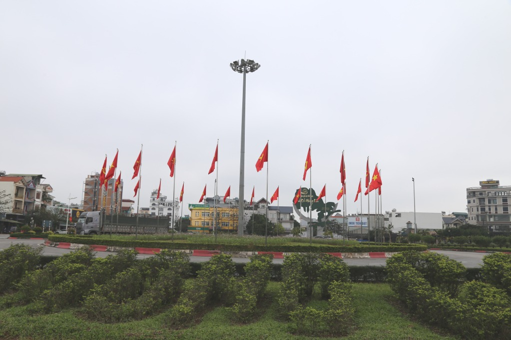 Cờ hoa rực rõ khu vực vòng xuyến, phường Hải Yên, TP Móng Cái