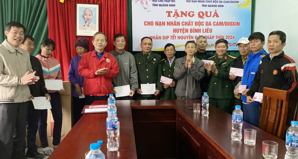 Hội Chữ thập đỏ tỉnh và Hội Nạ nhân chất độc da cam/dioxin tỉnh trao tặng quà Tết cho các nạn nhân da cam/dioxin có hoàn cảnh khó khăn trên địa bàn huyện Bình Liêu.