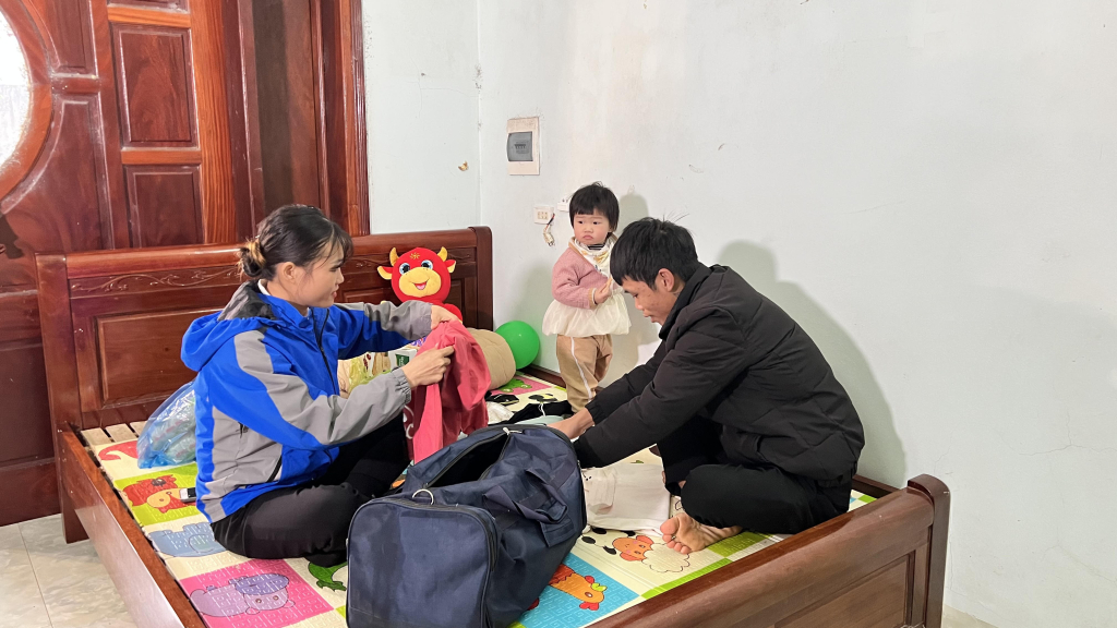 Gia đình chị Lù Thị Giang, Công ty TNHH KHKT Texhong Ngân Hà đang chuẩn bị thu dọn đồ đạc về quê hương cao nguyên đá Hà Giang ăn Tết.