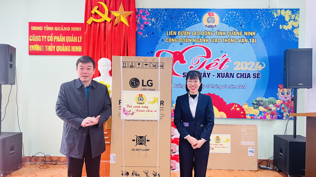 Chị Minh Trang, Công ty CP Cơ khí Giao thông Quảng Ninh may mắn nhận được phần quà là một chiếc tủ lạnh tại chương trình Tết sum vầy 2024 do Công đoàn ngành GTVT tổ chức.