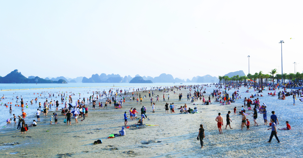 Du lịch Hạ Long - Quảng Ninh đón đông đảo du khách đến tham quan trải nghiệm, nghỉ dưỡng. Ảnh: Minh Đức