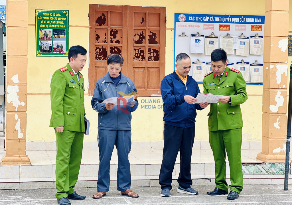 Công an huyện Hải Hà tuyên truyền đến người dân khu phố về việc cấm đốt pháo dịp Tết.