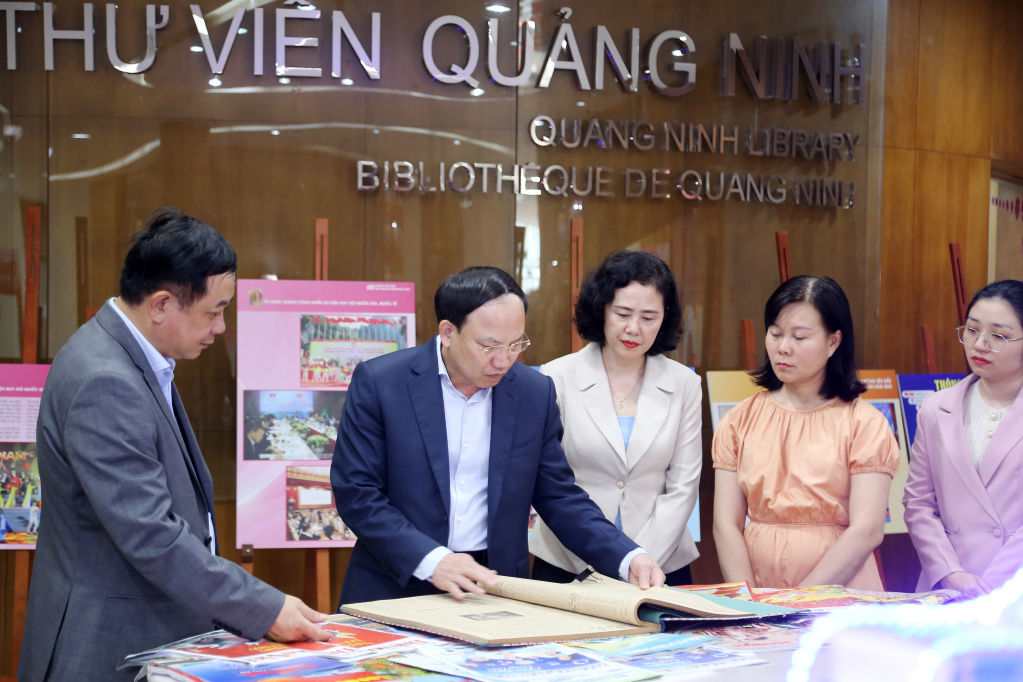 Đồng chí Bí thư Tỉnh ủy tham quan và đọc các tờ báo Trung ương và tỉnh Quảng Ninh qua các năm.