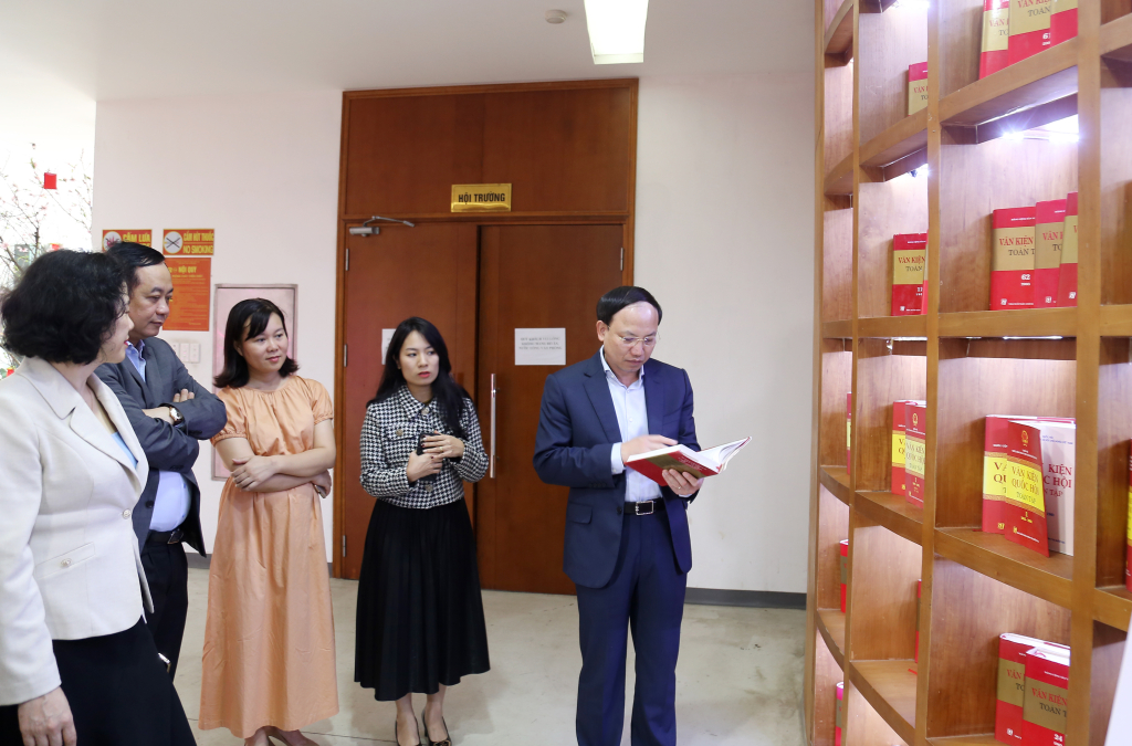 Đồng chí Bí thư Tỉnh ủy kiểm tra các đầu sách tại Thư viện tỉnh.