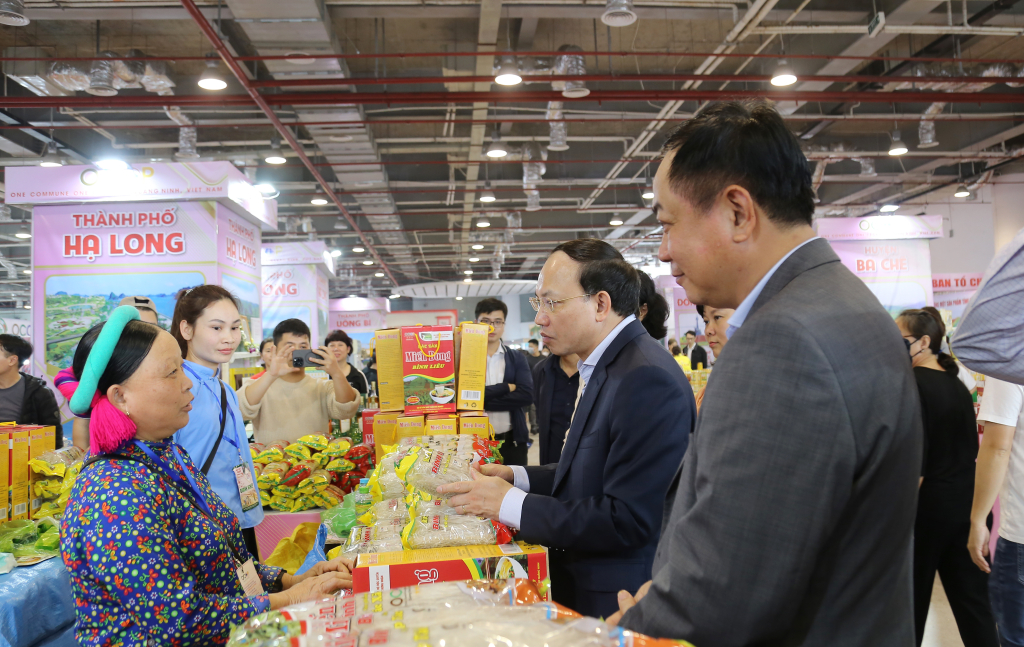 Đồng chí Bí thư Tỉnh ủy, Chủ tịch HĐND tỉnh kiểm tra gian hàng của huyện Bình Liêu tại Hội chợ OCOP.
