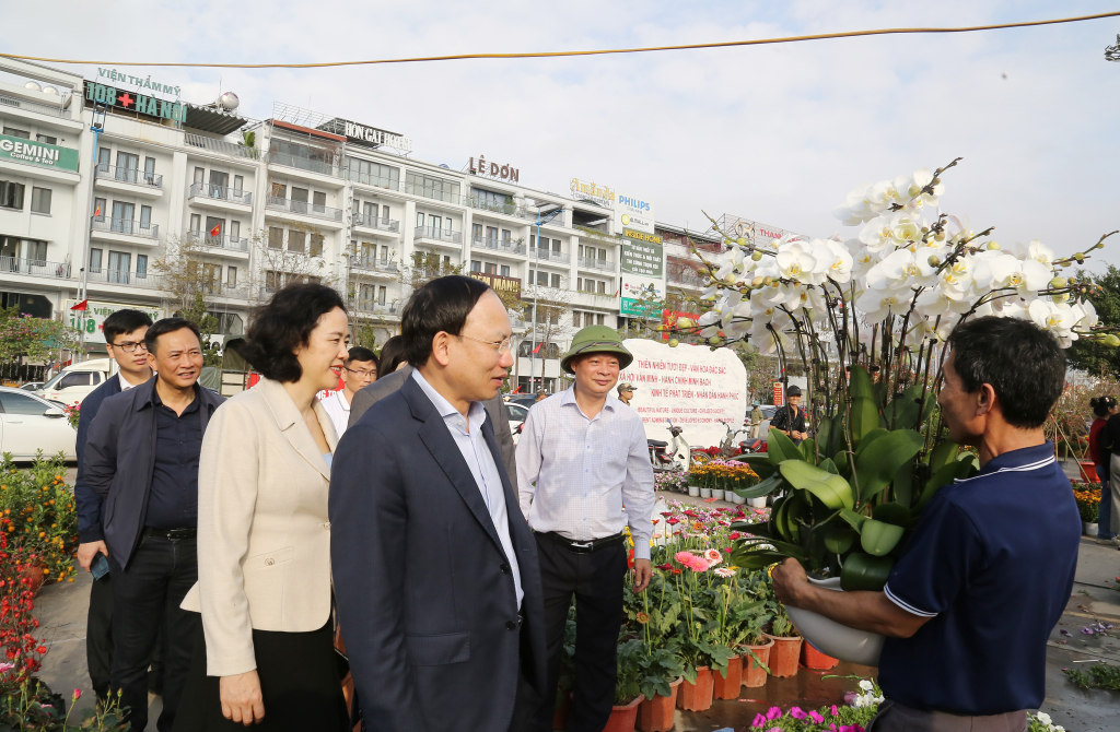 Đồng chí Bí thư Tỉnh ủy, Chủ tịch HĐND tỉnh trò chuyện với người dân đến tham quan, mua sắm tại Hội hoa Xuân - trưng bày sinh vật cảnh Xuân Giáp Thìn 2024.
