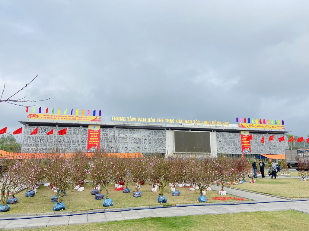 Trung tâm Văn hóa thể thao các dân tộc vùng Đông Bắc huyện Tiên Yên được trang hoàng cờ hoa, rực rỡ đón Tết Nguyên đán Giáp Thìn 2024.