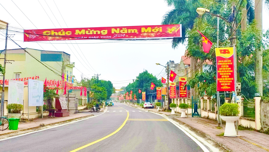 Tuyến đường trung tâm xã Tiên Lãng được trang trí cờ hoa, pano rực rỡ đón năm mới Giáp Thìn 2024.