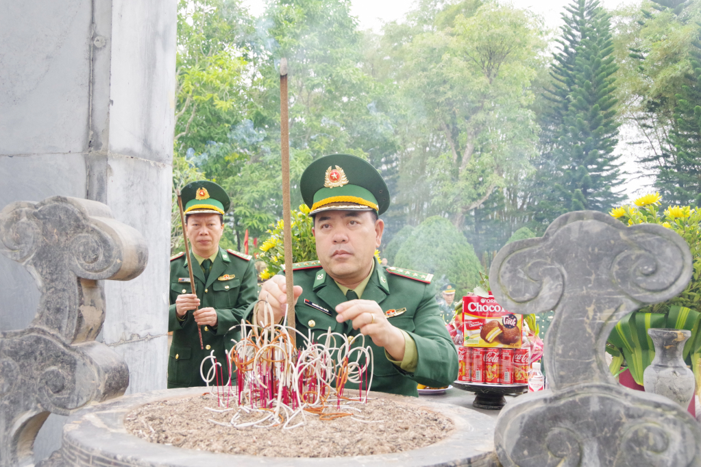 Đại ta Nguyễn Văn Thiềm, Chỉ huy trưởng BĐBP tỉnh Quảng Ninh dâng hương tri ân các Anh hùng liệt sĩ Pò Hèn.