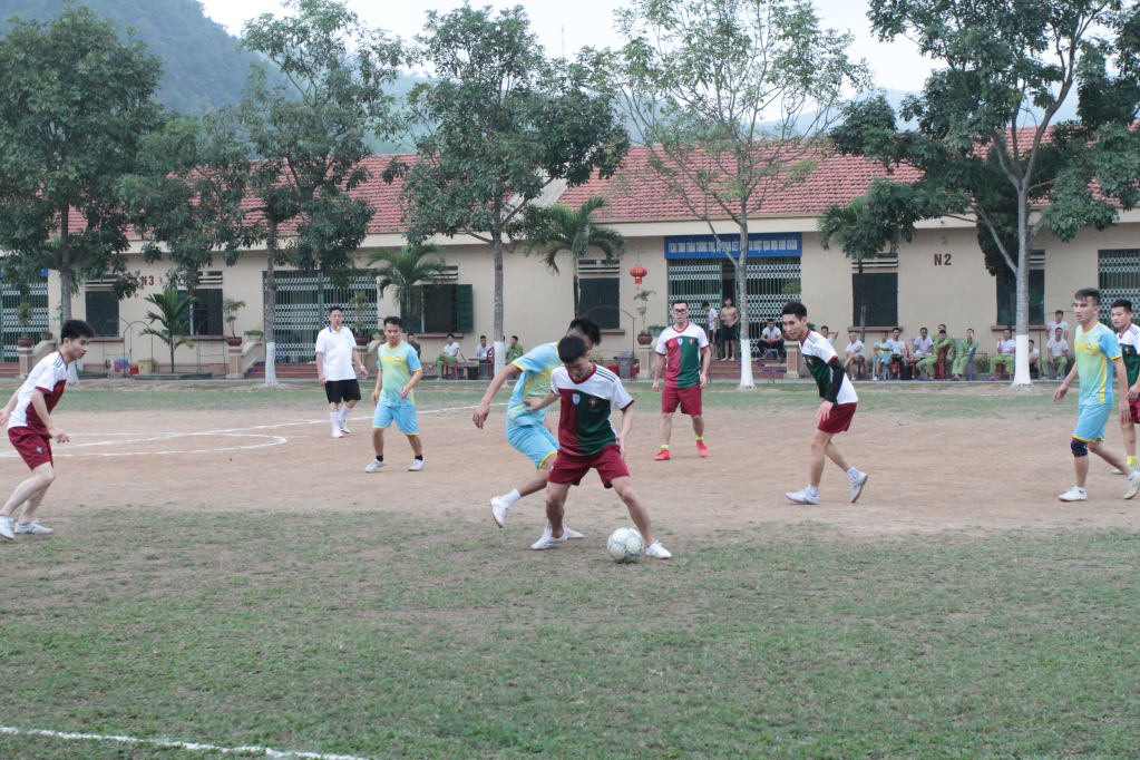 Thi đấu giao hữu bóng đá giữa thanh niên và học viên cai nghiện.