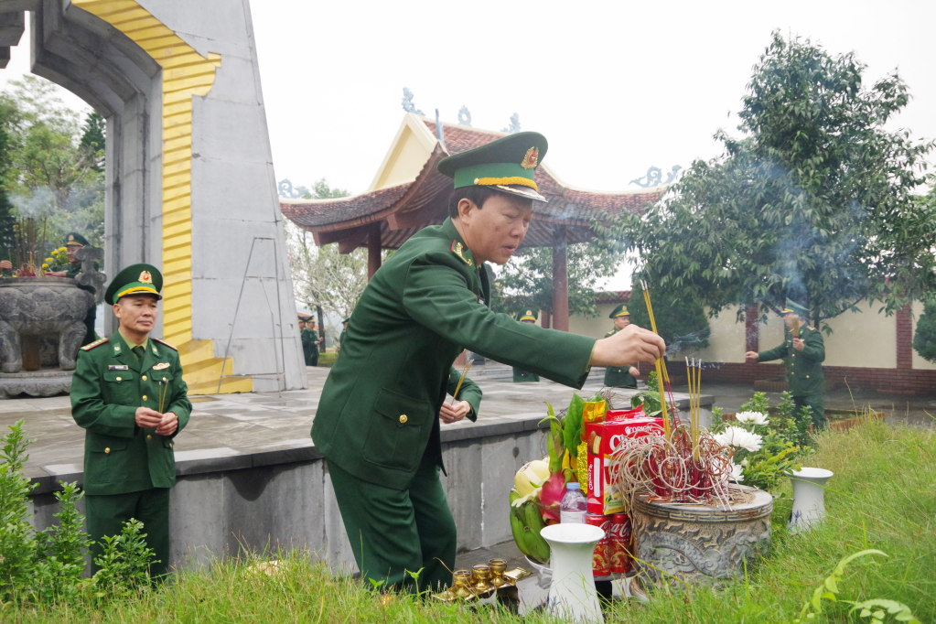 Đại tá Lê Xuân Men, Chính ủy BĐBP tỉnh dâng hương tại Mộ gió tri ân các anh hùng Liệt sỹ Pò Hèn.