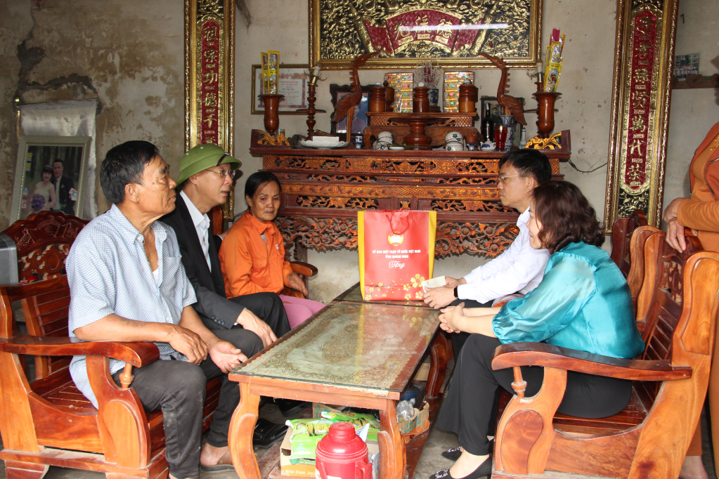 Các đồng chí lãnh đạo UBND – UB MTTQ Thị xã thăm hỏi động viên gia đình bà Nguyễn Thị Huyền chỗ ăn ở mới sau khi di dời khỏi khu vực bị sụt lún.