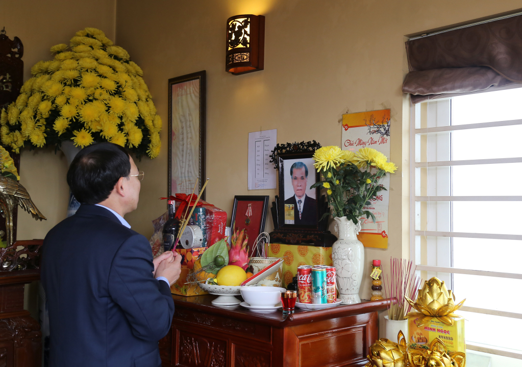 Đồng chí Nguyễn Xuân Ký thắp hương tri ân, tưởng nhớ đồng chí Vũ Đà, nguyên Chủ tịch HĐND tỉnh khóa VIII.