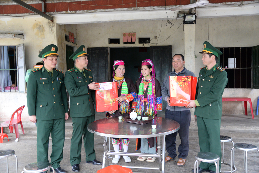 Thiếu tá Lê Ngọc Hân, Chính trị viên phó Đồn BP Bắc Sơn xuống tận các thôn bản để thăm, tặng quà Tết cho người dân.