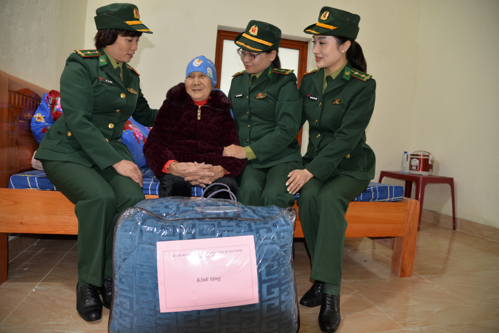 Hội phụ nữ BĐBP tỉnh tặng quà cho bà Lê Thị Huệ (77 tuổi, hộ cận nghèo, thôn 2, xã Vĩnh Thực) trong ngày vào nhà mới.