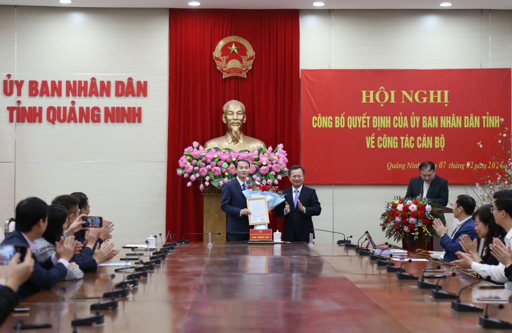 Đồng chí Cao Tường Huy, Phó Bí thư Tỉnh ủy, Chủ tịch UBND tỉnh trao quyết định và tặng hoa chúc mừng đồng chí Vũ Ngọc Lâm