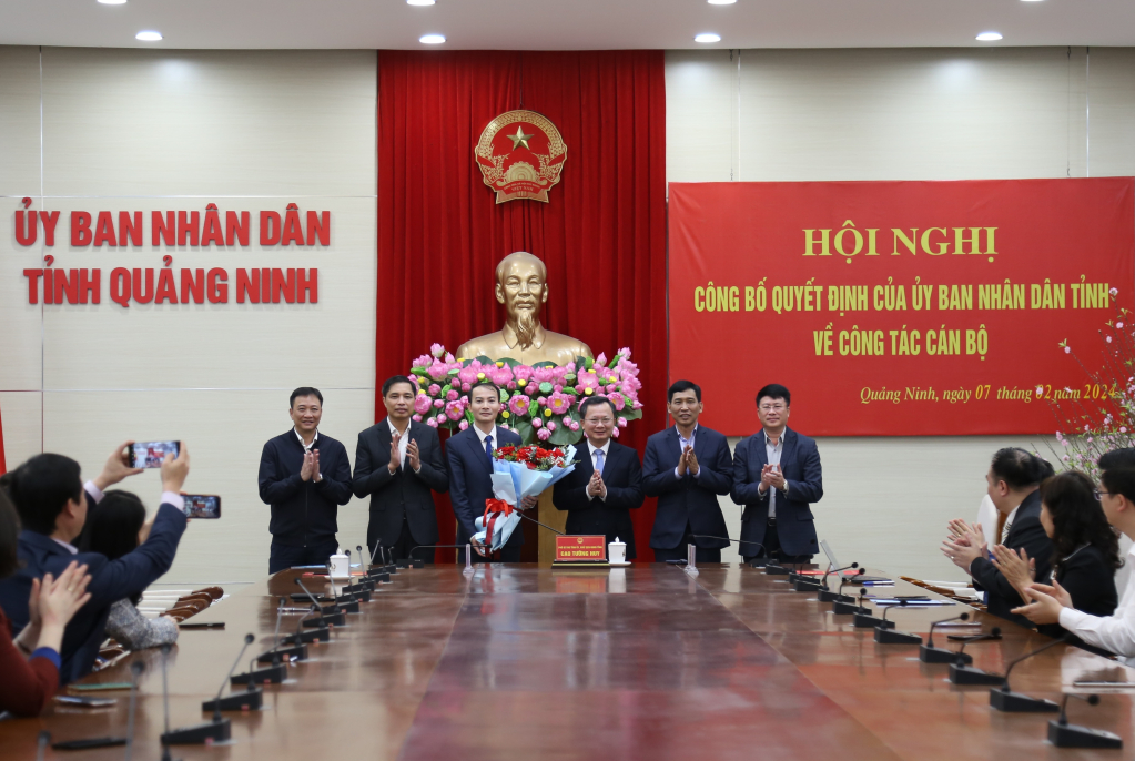 Các đồng chí lãnh đạo tỉnh, lãnh đạo thành phố Hạ Long tặng hoa chúc mừng đồng chí Vũ Ngọc Lâm.