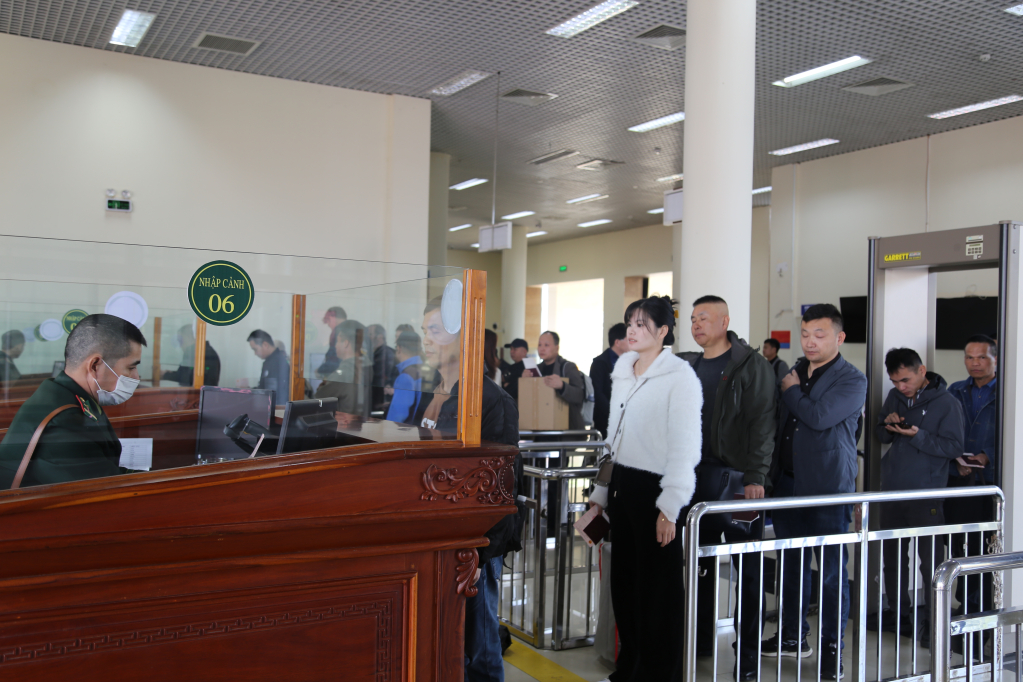 Lực lượng chức năng tại cặp cửa khẩu Quốc tế Móng Cái (Việt Nam)-Đông Hưng (Trung Quốc) sẽ làm việc xuyên Tết  phục vụ nhân dân và du khách XNC qua cặp cửa khẩu này