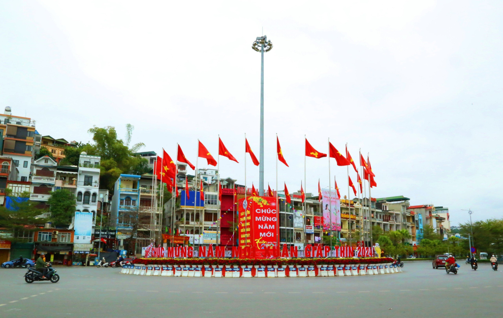 tất cả các tuyến đường được trang hoàng cờ hoa rực rỡ cùng các khẩu hiệu cổ động chào mừng kỷ niệm ngày trọng đại của tỉnh.