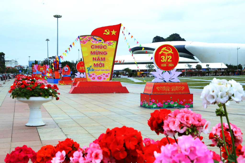 Khu vực Quảng trường 30/10, TP Hạ Long được trang trí nổi bật với các sắc màu của hoa và pano khổ lớn.