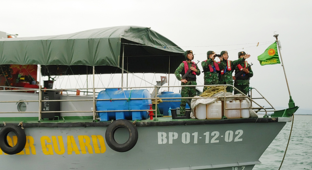 Cán bộ, chiến sỹ Tàu BP 01-12-02, thuộc Hải đội Biên phòng 2, BĐBP Quảng Ninh quan sát vùng biển đơn vị phụ trách. 