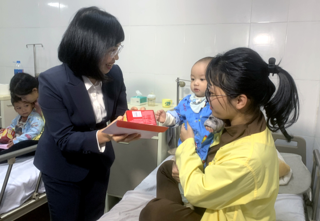 Đồng chí Trịnh Thị Minh Thanh, Phó Bí thư Thường trực Tỉnh ủy, tặng quà cho bệnh nhân đang điều trị nội trú tại Bệnh viện Sản Nhi Quảng Ninh.