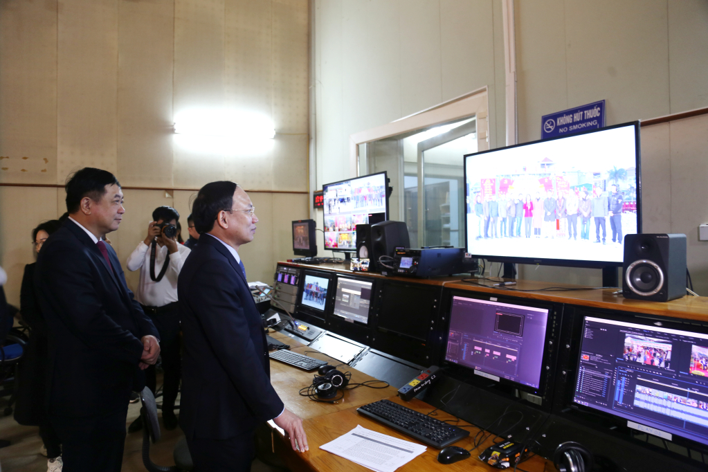 Đồng chí Bí thư Tỉnh ủy, Chủ tịch HĐND tỉnh trò chuyện với các phóng viên đang làm nhiệm vụ tại điểm cầu truyền hình ở tại các địa phương trong tỉnh.