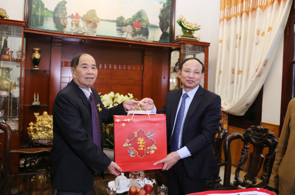 Đồng chí Bí thư Tỉnh ủy đến thăm, chúc Tết Anh hùng Lao động, Tiến sĩ Phạm Minh Thảo, nguyên Giám đốc Công ty CP Than Núi Béo.