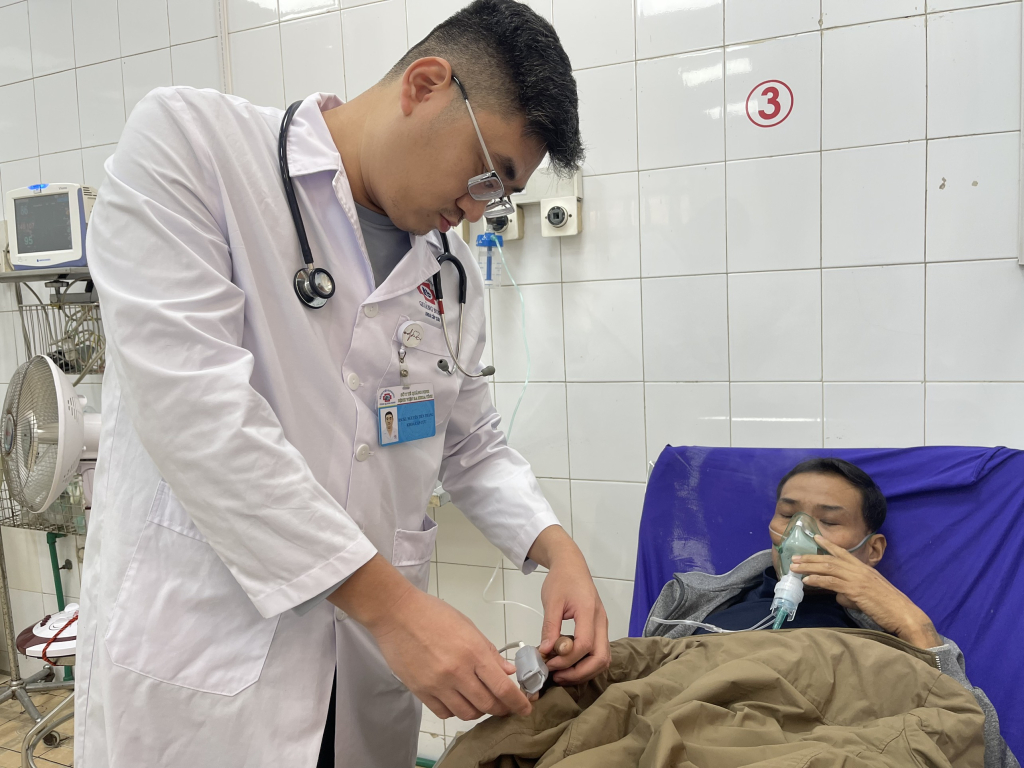 Bác sĩ Nguyễn Tiến Thắng, Phó Trưởng Khoa Cấp cứu của Bệnh viện Đa khoa khám cho bệnh nhân.