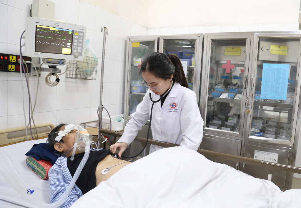 Bác sĩ trẻ Nguyễn Thị Duyên, Khoa Nội tim mạch, Bệnh viện Đa khoa tỉnh thăm khám bệnh nhân đang điều trị tại Khoa đêm giao thừa.