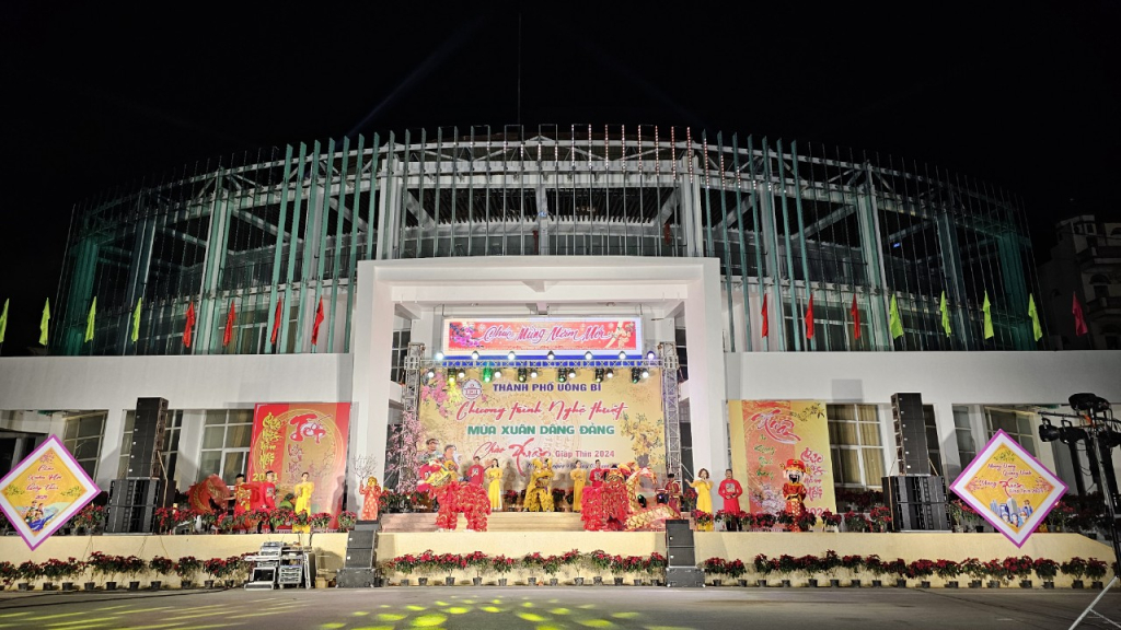 Công trình Nhà hát miền Tây vừa được cải tạo là nơi diễn ra các màn nghệ thuật đón xuân của người dân Uông Bí.