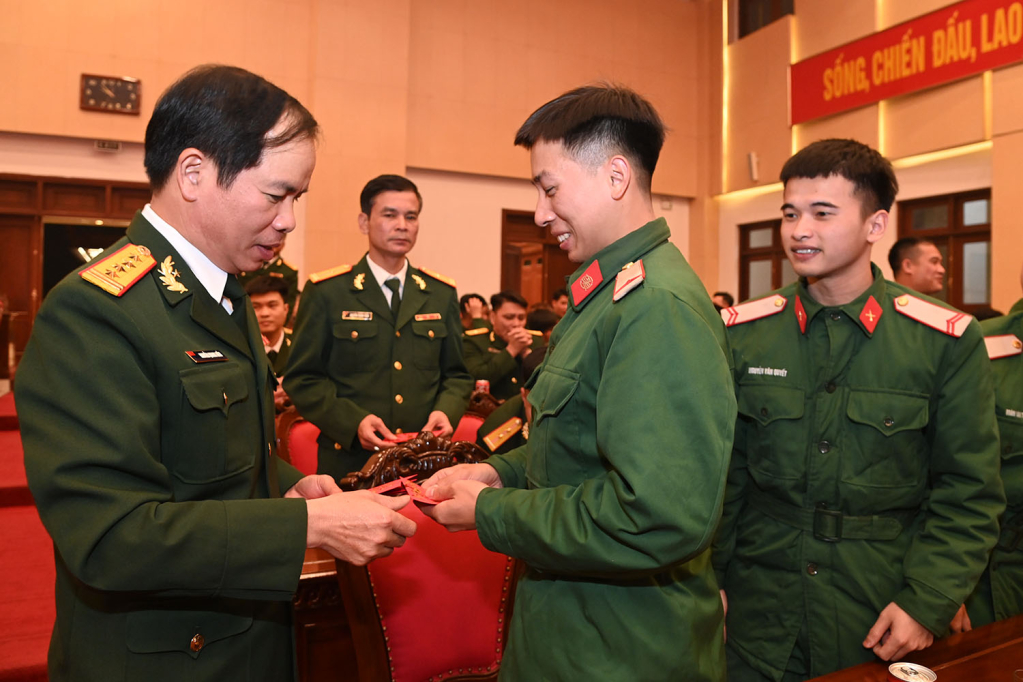 Đại tá Nguyễn Quang Hiến, Phó Bí thư Thường trực Đảng ủy, Chính ủy Bộ CHQS tỉnh, lì xì cho cán bộ, chiến sĩ.